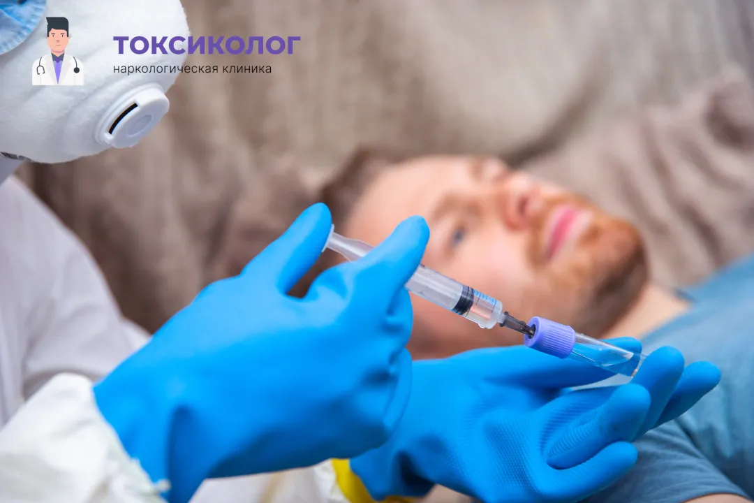 Снятие ломки в Петропавловске-Камчатском: комплексная диагностика и помощь специалистов Врач берет анализы в процессе процедуры «Снятие ломки в Петропавловске-Камчатском»